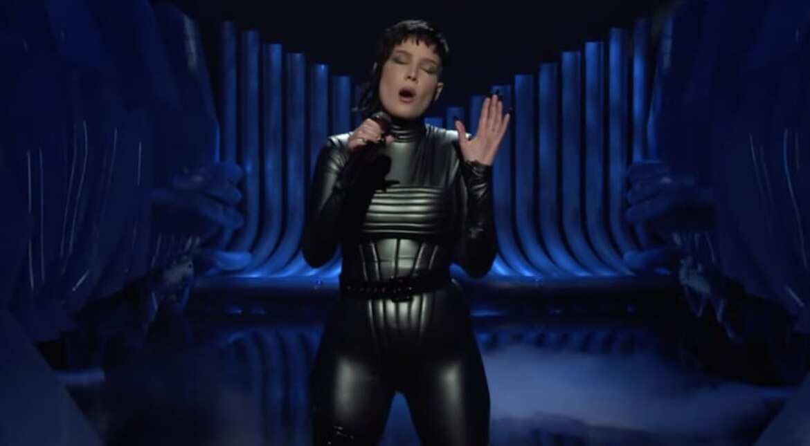 Halsey’s futuristic dress for SNL performance is beyond cool Halsey’s futuristic dress for SNL performance is beyond cool