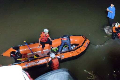 Indonesia: 11 students drown, 10 rescued, during a river clean up Indonesia: 11 students drown, 10 rescued, during a river clean up