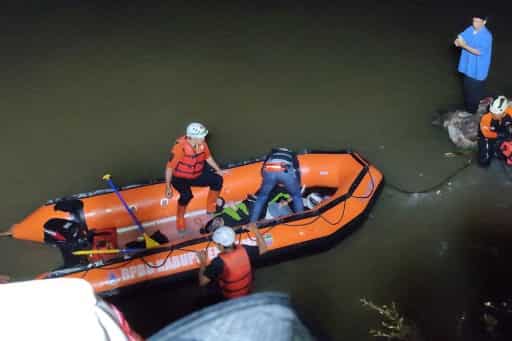 Indonesia: 11 students drown, 10 rescued, during a river clean up