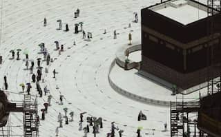 Grand Mosque in Mecca drops social distancing
