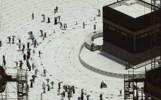 Grand Mosque in Mecca drops social distancing