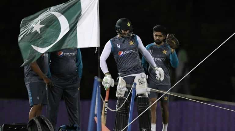 T20 World Cup: Hafeez and Malik included as Pakistan announce 12-man squad for India clash T20 World Cup: Hafeez and Malik included as Pakistan announce 12-man squad for India clash