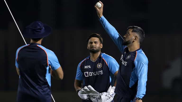 'Please, not this match': Pakistan fans urge MS Dhoni, KL Rahul to spare Babar & Co. ahead of India clash 'Please, not this match': Pakistan fans urge MS Dhoni, KL Rahul to spare Babar & Co. ahead of India clash