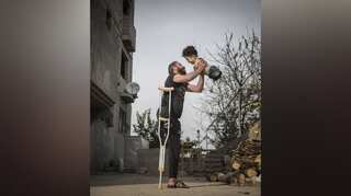 'Hardship of Life': Heartbreaking photo of Syrian father & son wins SIPA awards 2021