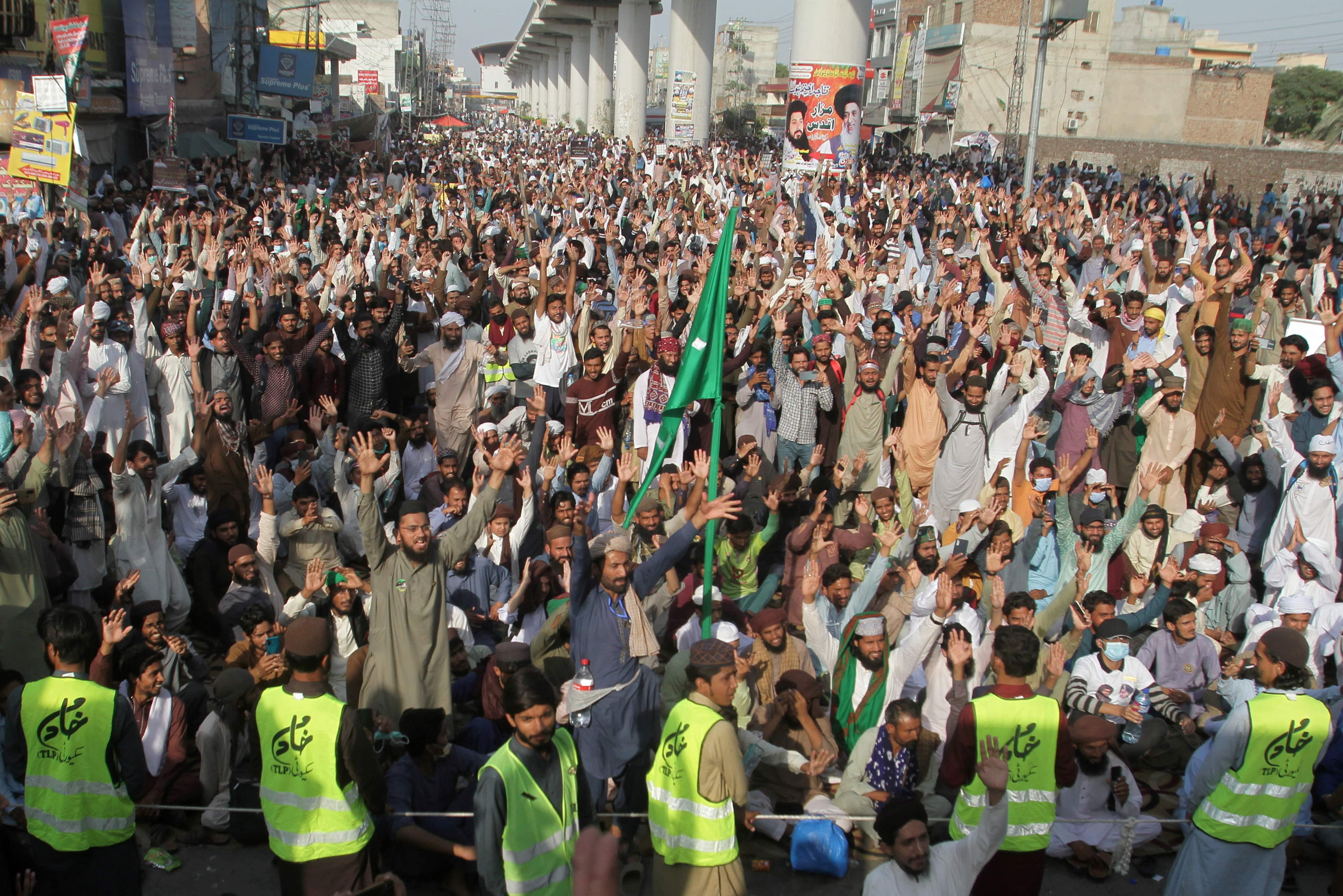 Pakistan: 4 cops among 8 killed, over 250 injured in clashes between proscribed Islamist group and police