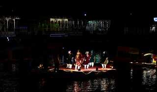 India: Kashmir gets its first floating cinema, famous Bollywood film 'Kashmir Ki Kali' played on big screen