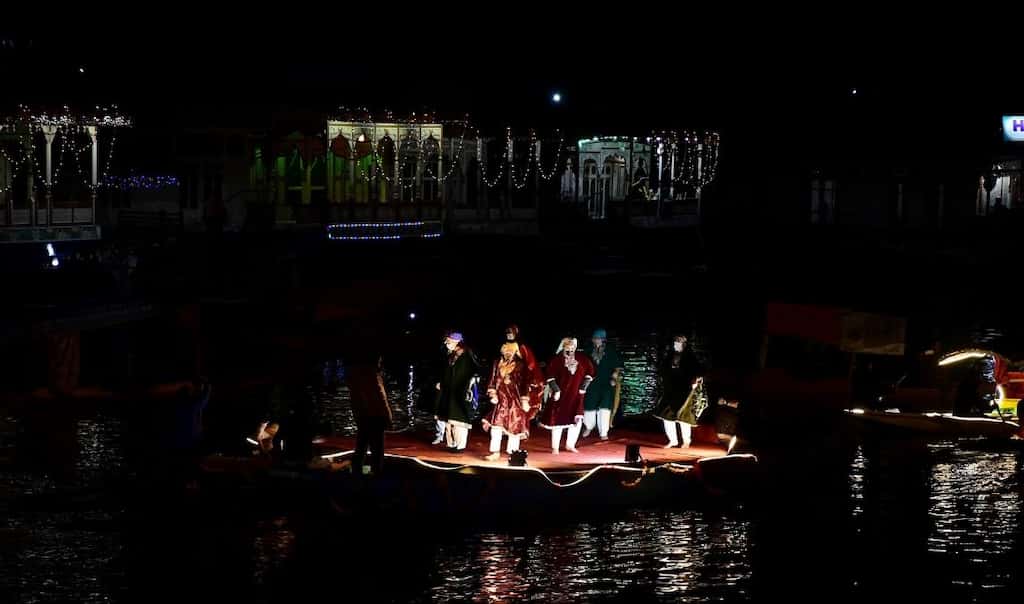India: Kashmir gets its first floating cinema, famous Bollywood film 'Kashmir Ki Kali' played on big screen