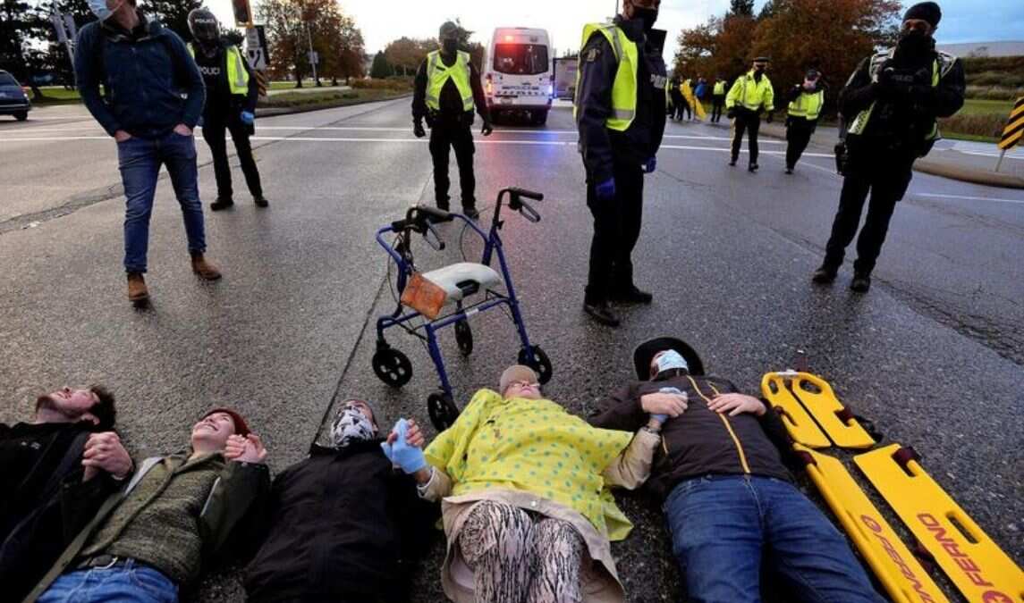 Protesters block traffic