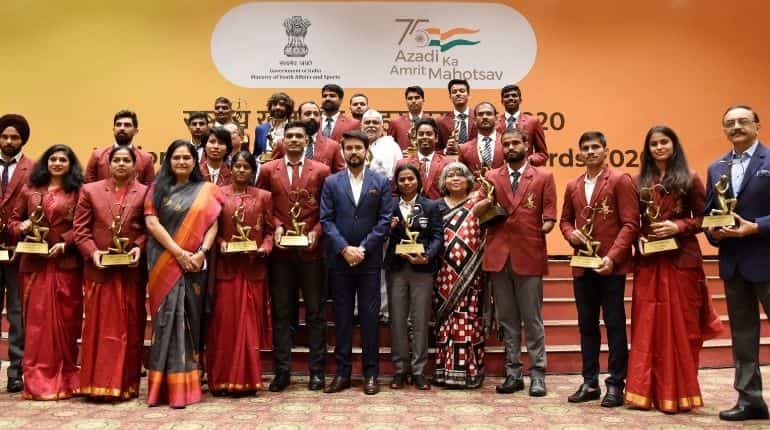 Anurag Thakur hands over trophies to Rani, Vinesh and other 2020 National Sports Awards winners Anurag Thakur hands over trophies to Rani, Vinesh and other 2020 National Sports Awards winners