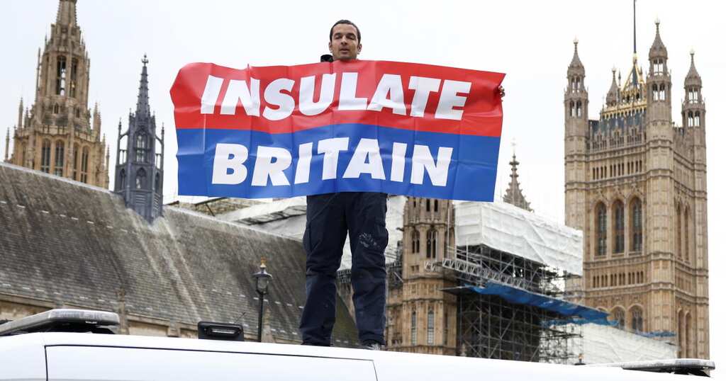 'Civil resistance': Protesters block roads outside British Parliament
