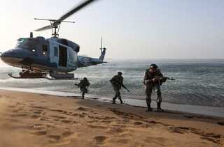 Ahead of nuclear talks, Iran conducts military exercise