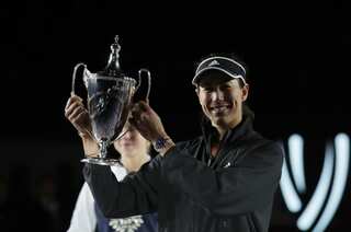 Garbine Muguruza defeats Anett Kontaveit for first WTA Finals title