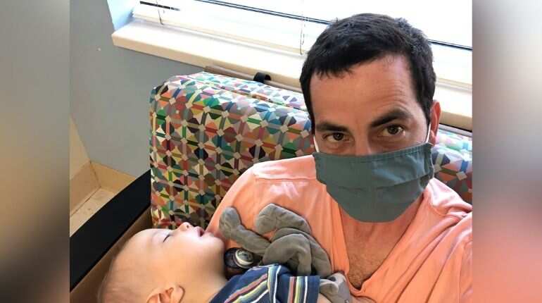 Portable airway-clearing device helps save choking baby in US restaurant Portable airway-clearing device helps save choking baby in US restaurant