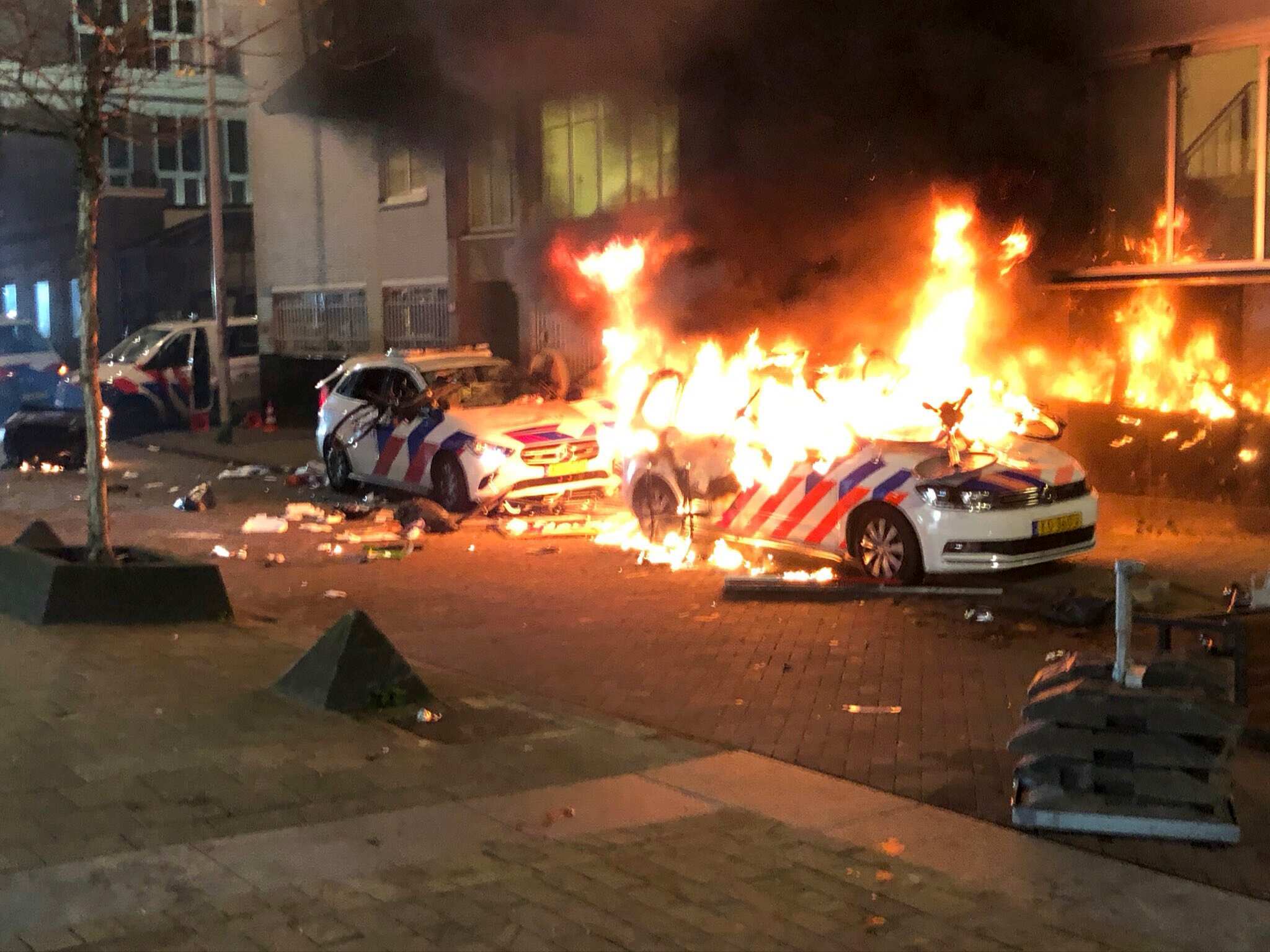 Europeans protest against partial lockdown in several countries; 7 people injured in Rotterdam Europeans protest against partial lockdown in several countries; 7 people injured in Rotterdam
