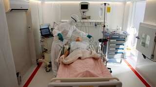 On day to be taken off life support, woman wakes up from COVID-19-induced coma