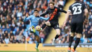 Premier League: Manchester City sweep aside Everton to close on Chelsea