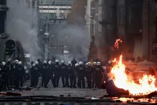 Belgian riot police clashes with protesters over Covid curbs