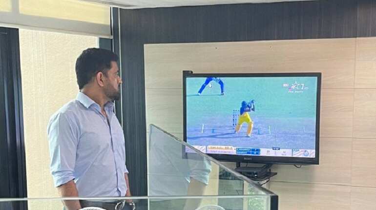 MS Dhoni watches on as 'finisher' Shahrukh Khan's last-ball six powers Tamil Nadu to SMAT 2021 title MS Dhoni watches on as 'finisher' Shahrukh Khan's last-ball six powers Tamil Nadu to SMAT 2021 title