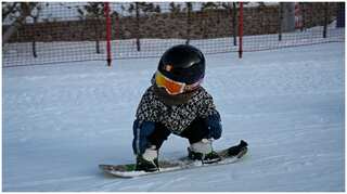 Baby on a snowboard is grabbing eyeballs in China