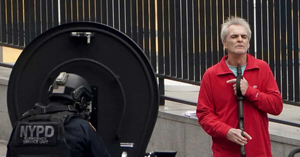 Police arrests armed man outside UN, says he wanted to get some papers delivered Police arrests armed man outside UN, says he wanted to get some papers delivered