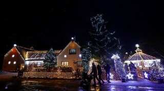 With display of 687,000 Christmas lights, family breaks own world record in US