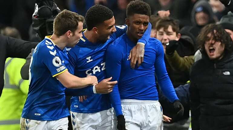 Demarai Gray bags stoppage-time winner as Everton beat Arsenal 2-1 in Premier League