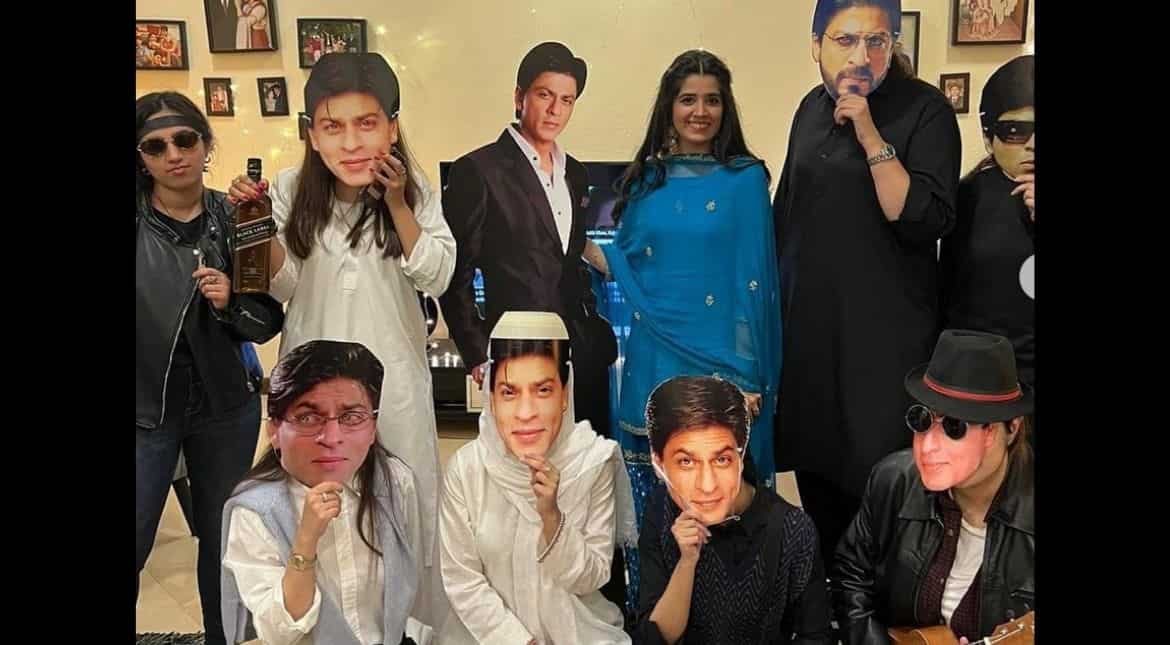 Viral video: Pakistani bride's Shah Rukh Khan-themed pre-wedding function is pure love! Viral video: Pakistani bride's Shah Rukh Khan-themed pre-wedding function is pure love!