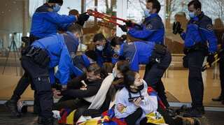 Tibetan students lock themselves to Olympic rings to protest Beijing Winter Olympics