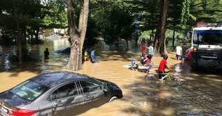 Malaysia floods: 14 killed, 71,000 displaced as country battles its worst flooding in years