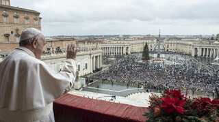 Pope Francis prays for COVID-19 pandemic’s end, healthcare for all on Christmas
