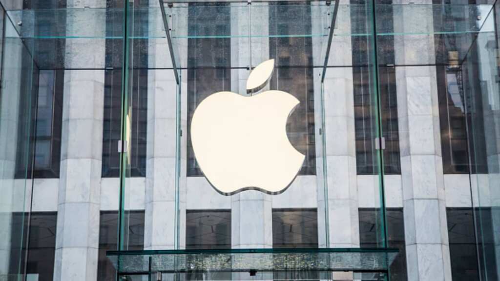 Apple closes New York City stores amid surge in Omicron COVID-19 variant