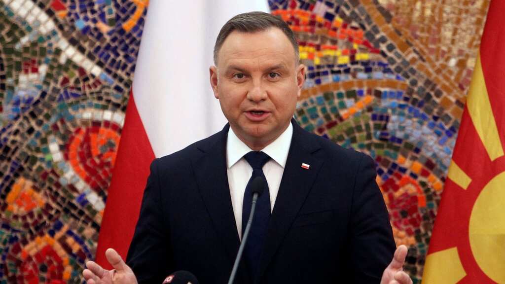 Poland President Andrzej Duda vetoes media bill, seeks to calm US fears