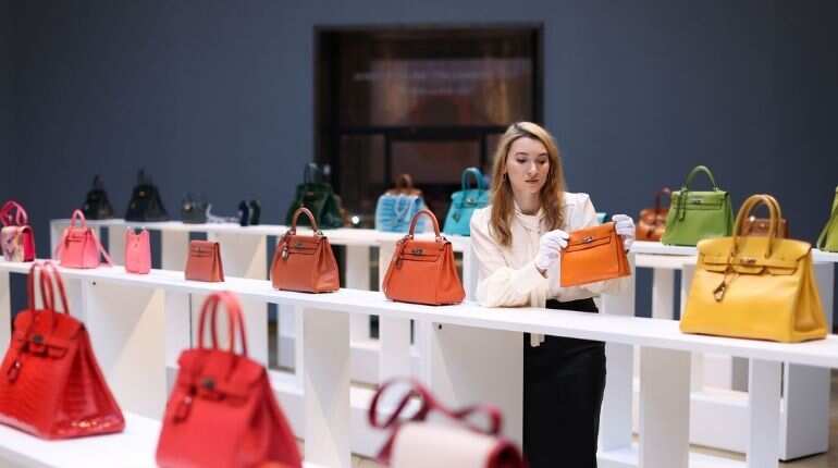 In smash-and-grab burglary, luxury handbags worth $1 million get stolen from US boutique