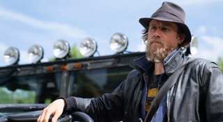 Charlie Hunnam-Mel Gibson action-comedy ‘Last Looks’ to release in February