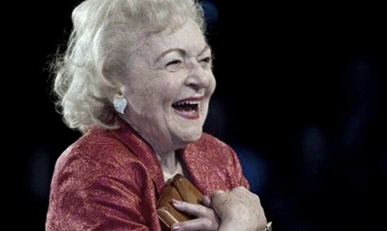 Saturday Night Live pays tribute to Betty White by re-airing her Emmy-winning episode
