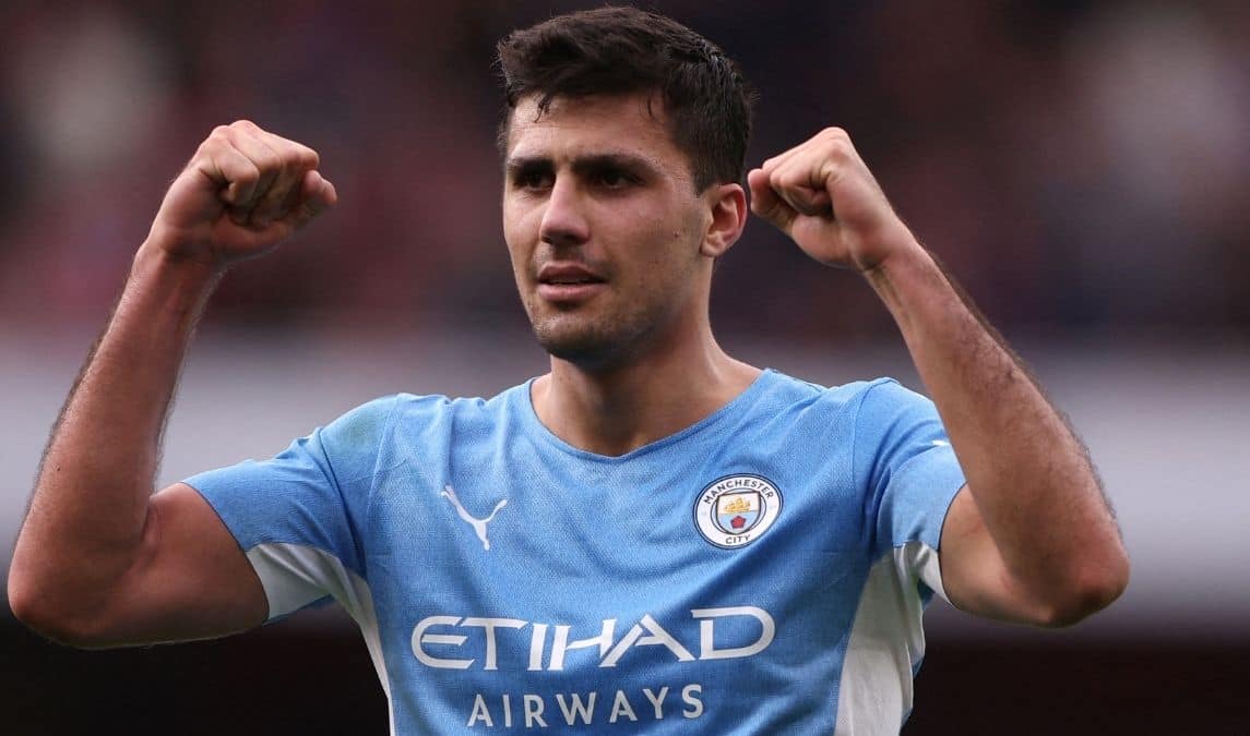Watch: Furious Arsenal fans throw bottles at Manchester City players after Rodri winner Watch: Furious Arsenal fans throw bottles at Manchester City players after Rodri winner