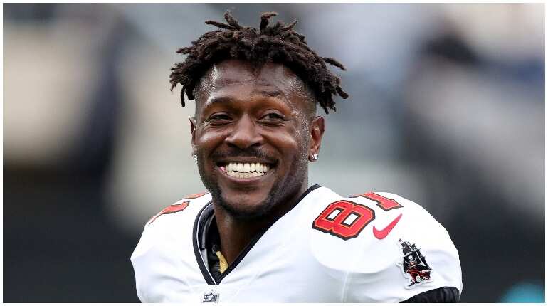 Antonio Brown out of Tampa Bay Buccaneers after removing jersey and leaving sideline during New York Jets tie