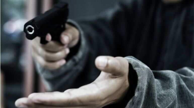 An apologetic burglar gives $200 to house owner for broken window