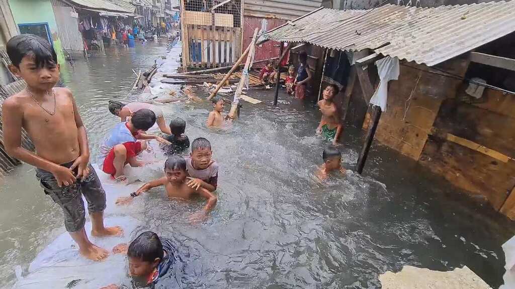 Flooding submerges Indonesian city with 24,000 people evacuated & 2 children dead