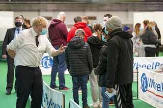 As UK battles Omicron wave, 1 in 15 infected with COVID-19 in England