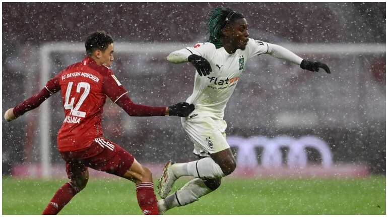 Borussia Moenchengladbach score two goals in four minutes to stun Bayern Munich in Bundesliga