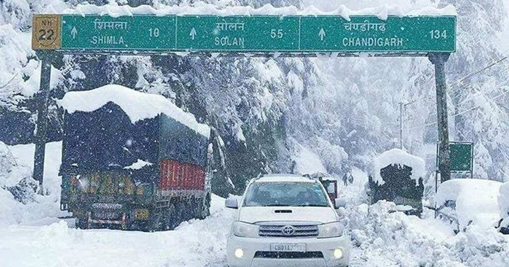 Snowfall disrupts normal life in northern India
