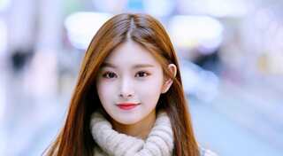 K-pop star condemned for not kneeling in front of South Korean fans