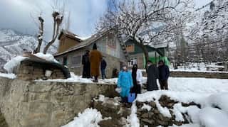 Health workers in Kashmir walk several kms in snowbound areas to vaccinate people