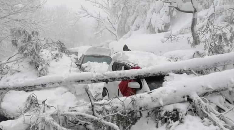 #BoycottMurree trends in Pakistan as hotels loot people after 23 die trapped in snowfall #BoycottMurree trends in Pakistan as hotels loot people after 23 die trapped in snowfall