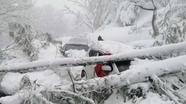#BoycottMurree trends in Pakistan as hotels loot people after 23 die trapped in snowfall
