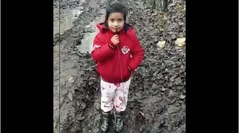 Watch: A little Kashmiri girl turns reporter to highlight bad roads Watch: A little Kashmiri girl turns reporter to highlight bad roads