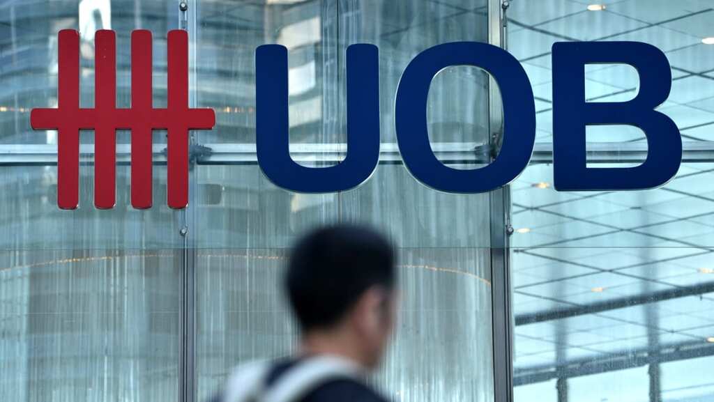 Singapore lender United Overseas Bank has agreed to buy Citigroup's retail operations