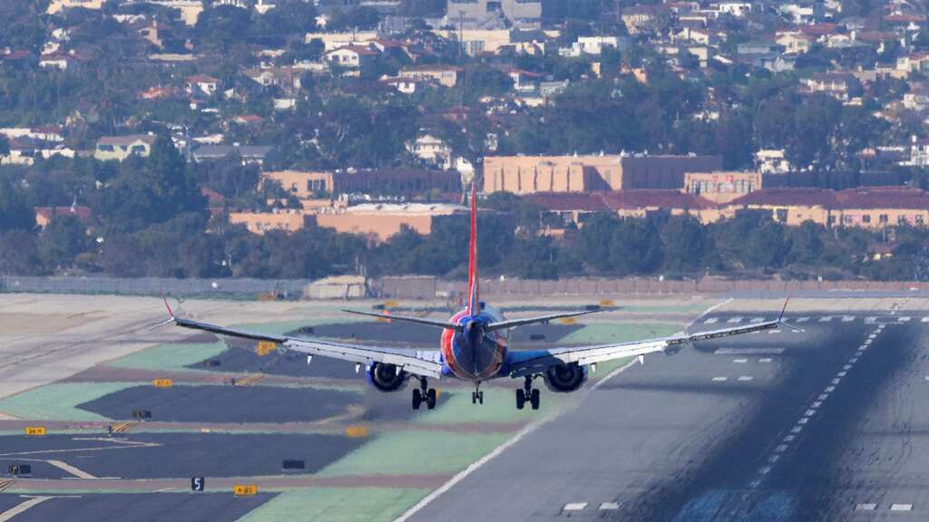 US airlines warns of 'chaos' on 5G rollout