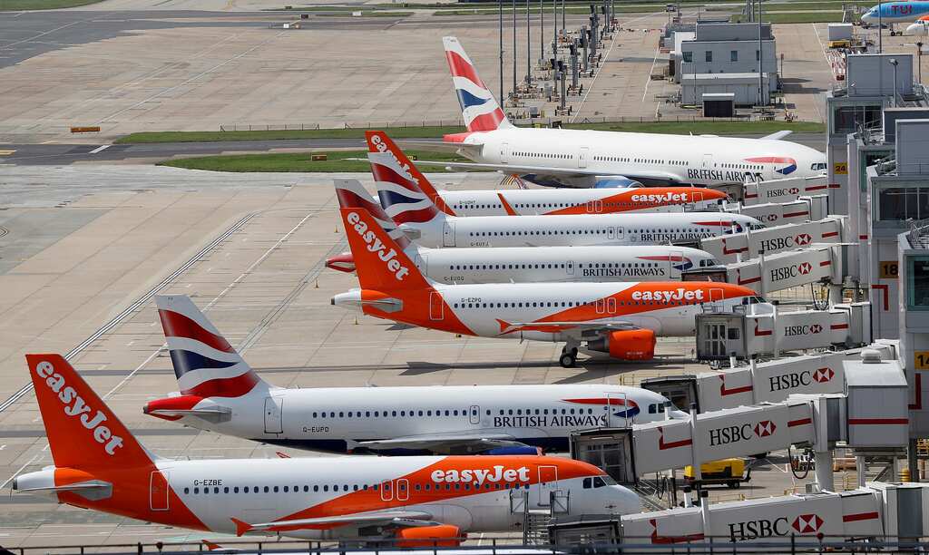 Covid: Airlines cut capacity forecast due to Omicron variant